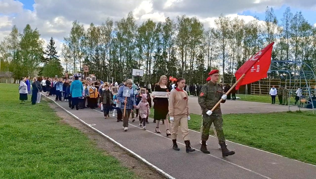 Шествие Бессмертного полка и торжественная линейка в Холмовской школе.